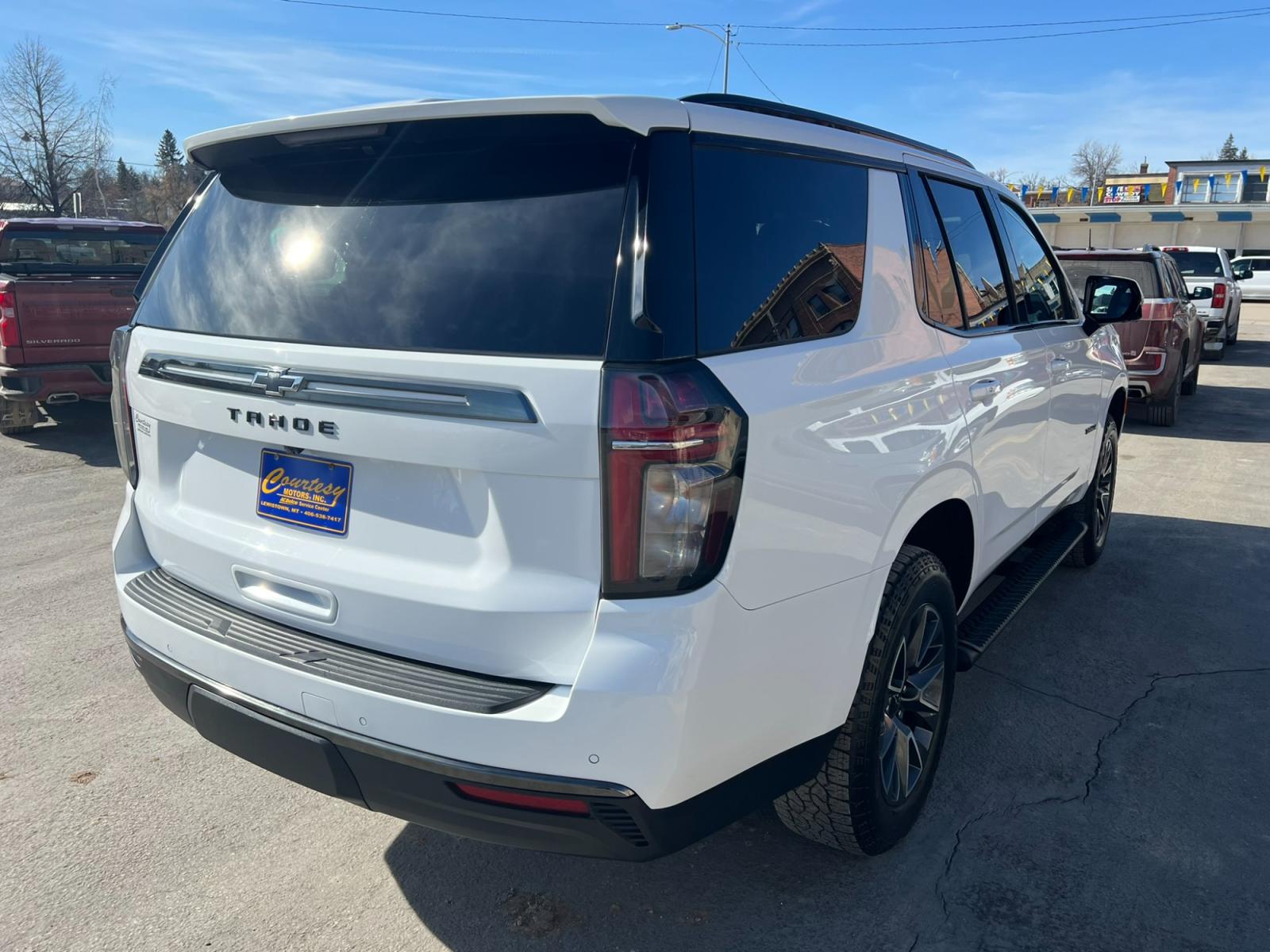 2022 WHITE /Black Chevrolet Tahoe Z71 w/ Luxury Package (1GNSKPKD6NR) with an 5.3L V8 engine, Automatic transmission, located at 116 5th Avenue South, Lewistown, MT, 59457, 47.063877, -109.427879 - Experience the power and luxury of the 2022 Chevrolet Tahoe Z71. This stunning SUV combines rugged durability with unmatched comfort, making it the perfect vehicle for any adventure. Whether you're navigating city streets or exploring off-road trails, the Tahoe Z71 delivers a smooth, responsive ride - Photo #2